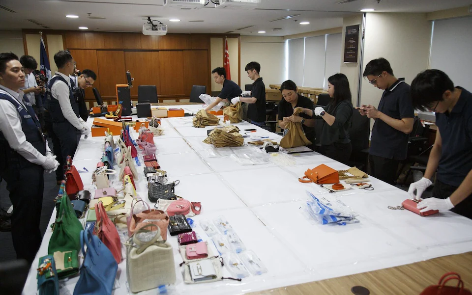 466 stavki, uključujući 50 brendiranih tašni, 58 zlatnih poluga i 14 dizajnerskih satova, trebalo je da bude predato međunarodnoj konsultantskoj kompaniji Deloitt.